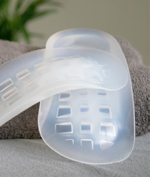Zwei transparente Aktiv-Einlagen auf Handtuch